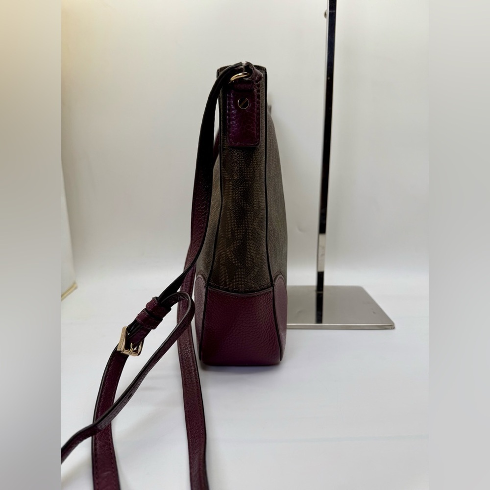 Michael Kors Hattie Messenger Brown and Plum Signature Logo‎ Crossbody Bag - Picture 2 of 9